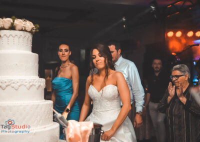 mlada pored svadbene torte