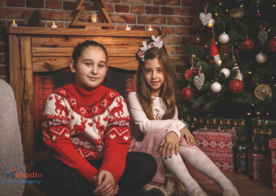 dve devojcice u novogodisnjoj dekoraciji