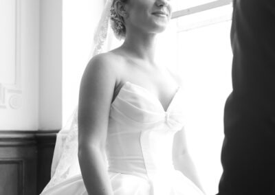 mlada pozira u vili u paracinu