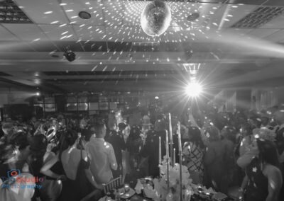 atmosfera prilikom secenje svadbene torte