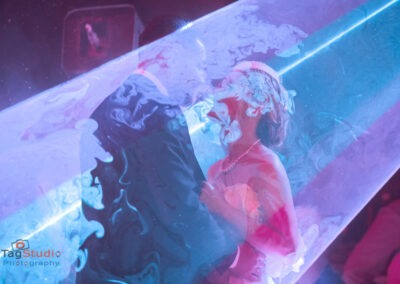 mladenci u leseru tokom prvog plesa