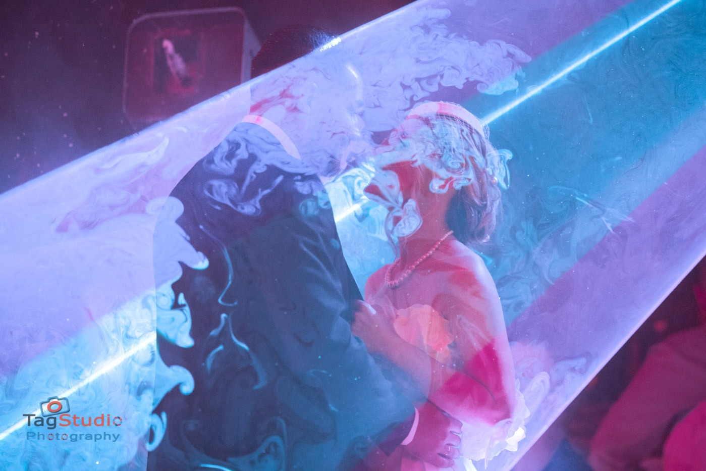 mladenci u leseru tokom prvog plesa