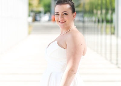 poziranje mlade ispred suda u kragujevcu