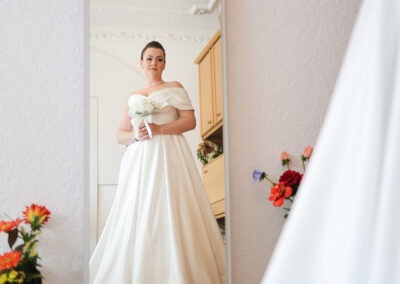 spremanje mlade ispred ogledala