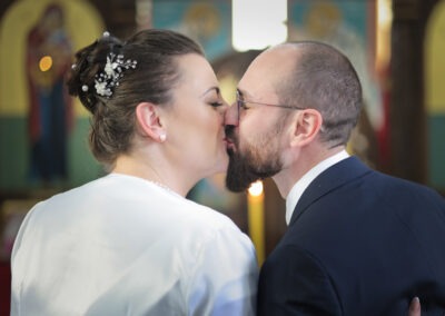 poljubac mladenaca nakon crkvenog vencanja