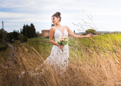 mlada pozira na brdima toskane