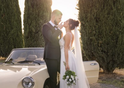 mladenci pored cempresa toskane