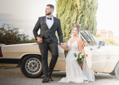 mladenci u automobilu