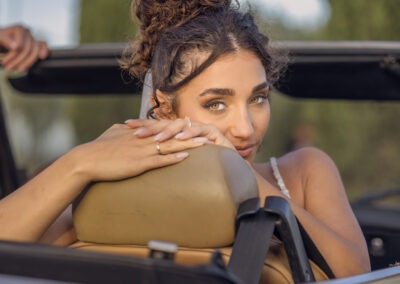 pogled mlade iz automobila