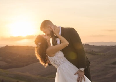 zalazak sunca iznad toskane i mladenci u zagrljaju
