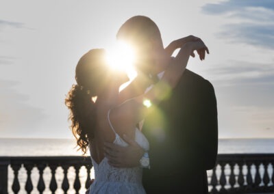 sunce koje baca svetlost izmedju mladenaca