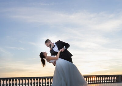 poziranje mladenaca pored mora