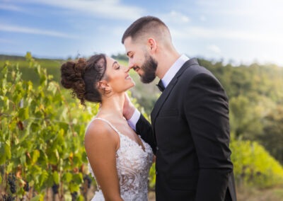 poljubac mladenaca u vinogradu