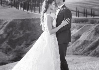 crno bela fotografija mladenaca u pozadini toskanski predeli