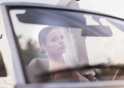 pogled preko stakla automobila na mladu